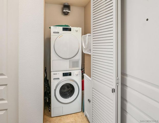 300 W Beech 1906, San Diego, CA 92101