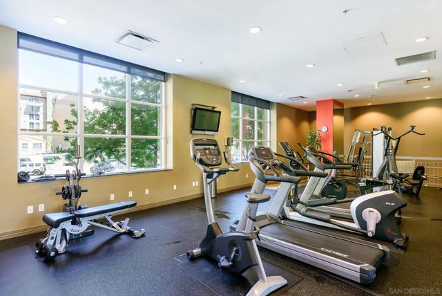 300 W Beech 1906, San Diego, CA 92101