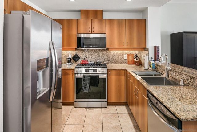 300 W Beech 1906, San Diego, CA 92101