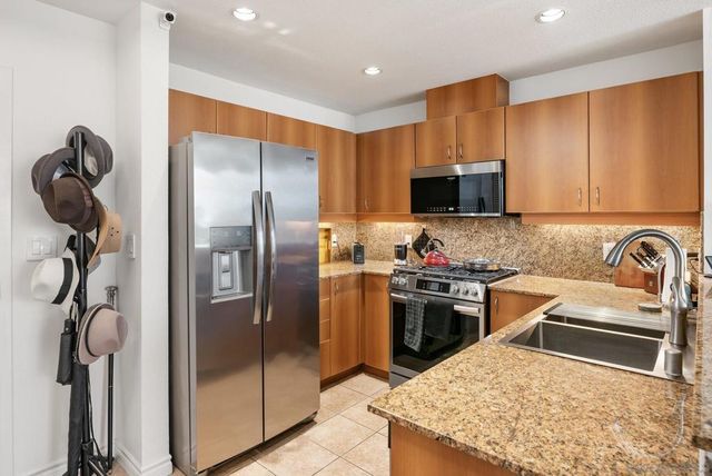 300 W Beech 1906, San Diego, CA 92101