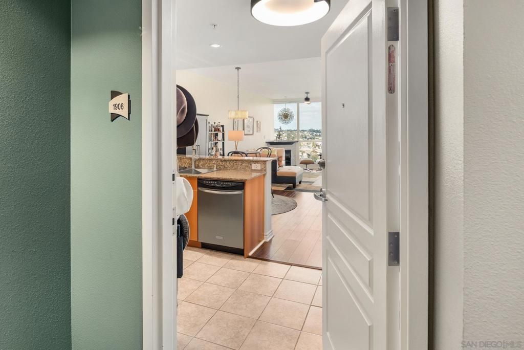 300 W Beech 1906, San Diego, CA 92101 — photo 4