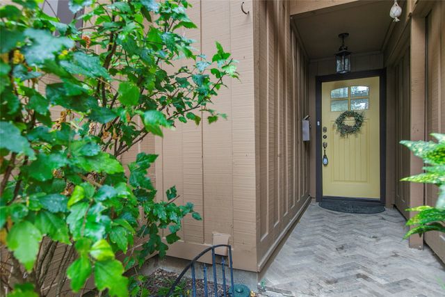 3195 Golden Oak Court, Farmers Branch, TX 75234