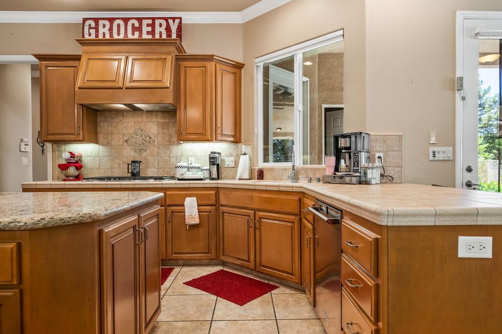 Image 10 of property listing at 12636 Appaloosa Road, Madera, CA 93636