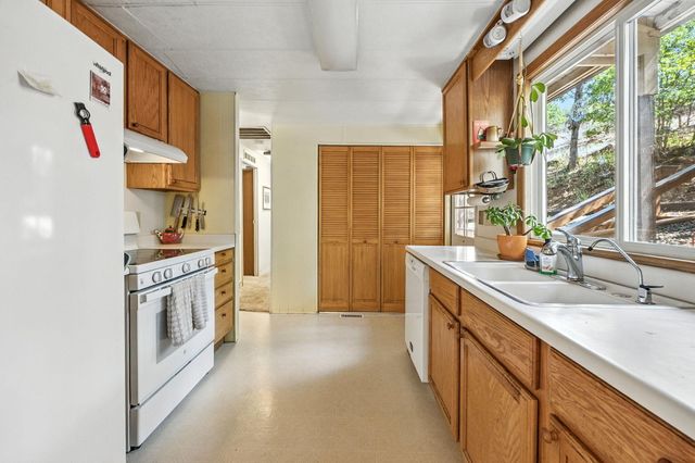 1250 Netherlands Road, Trail, OR 97541