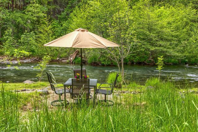 1250 Netherlands Road, Trail, OR 97541