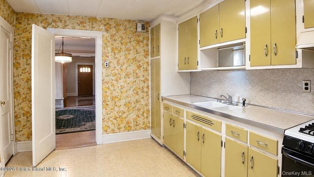 79-52 77th, Glendale, NY 11385