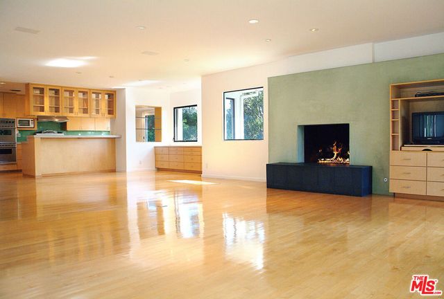 357 N Skyewiay Road, Los Angeles, CA 90049