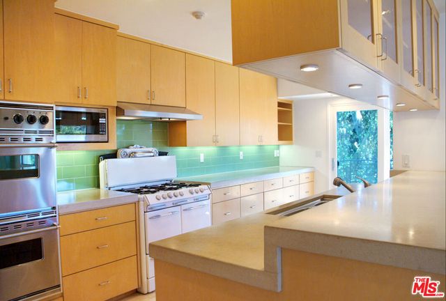 357 N Skyewiay Road, Los Angeles, CA 90049