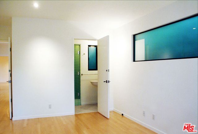 357 N Skyewiay Road, Los Angeles, CA 90049