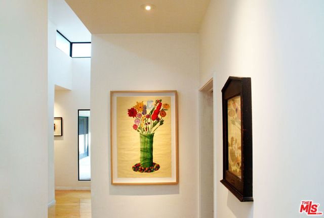 357 N Skyewiay Road, Los Angeles, CA 90049