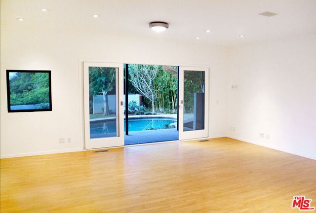 357 N Skyewiay Road, Los Angeles, CA 90049