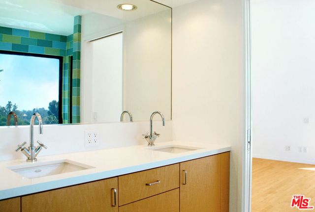 357 N Skyewiay Road, Los Angeles, CA 90049