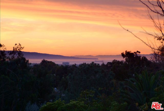 357 N Skyewiay Road, Los Angeles, CA 90049