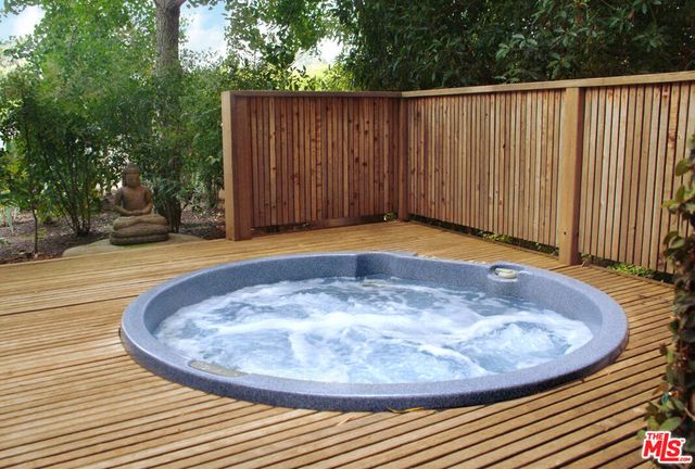 357 N Skyewiay Road, Los Angeles, CA 90049