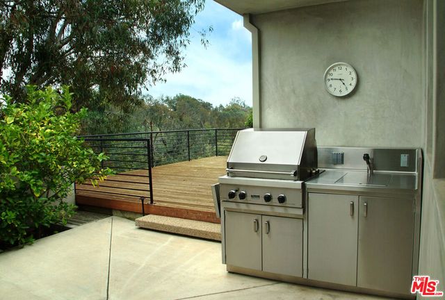 357 N Skyewiay Road, Los Angeles, CA 90049