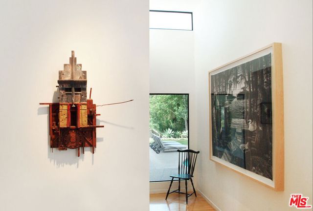 357 N Skyewiay Road, Los Angeles, CA 90049