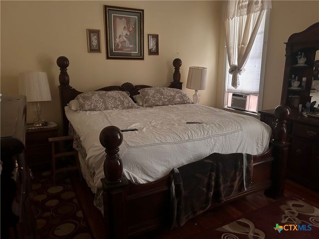 402 E Ireland, Seguin, TX 78155