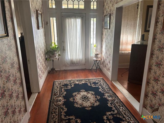 402 E Ireland, Seguin, TX 78155