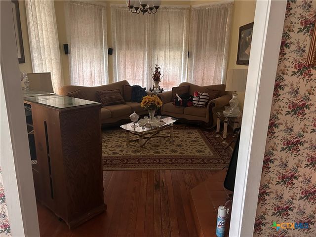 402 E Ireland, Seguin, TX 78155