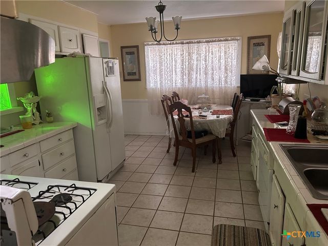 402 E Ireland, Seguin, TX 78155