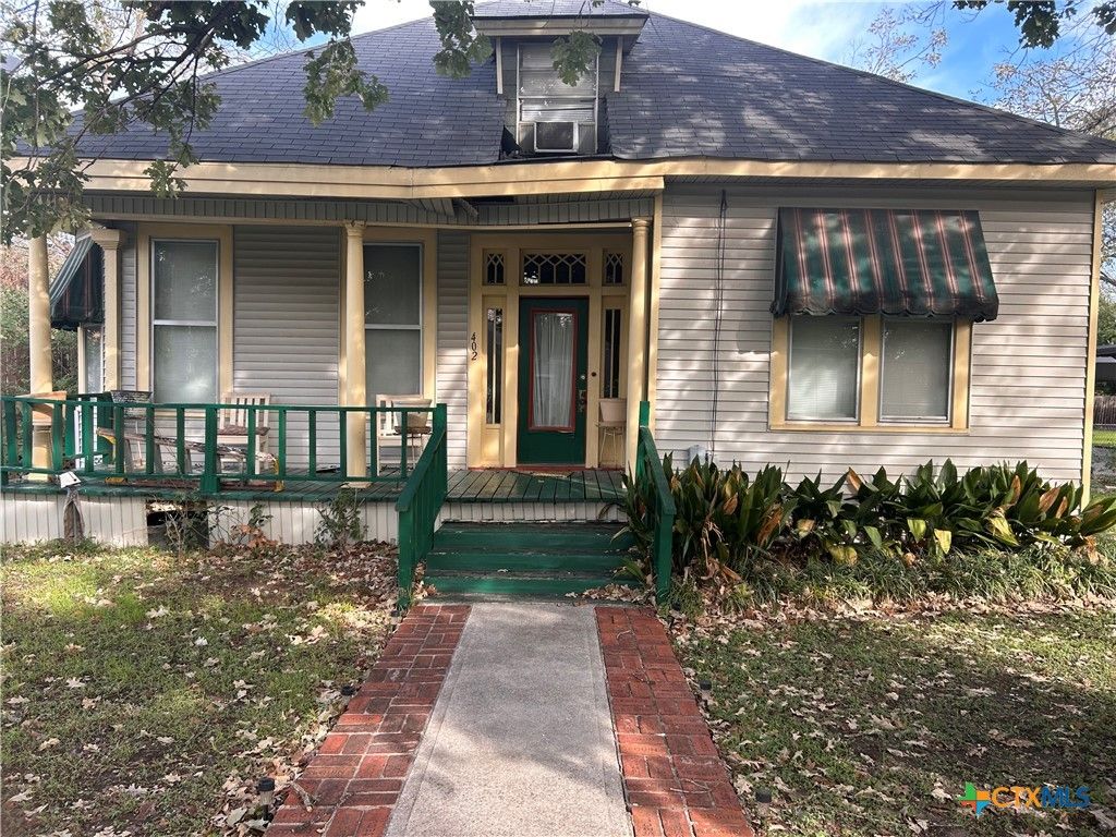 402 E Ireland, Seguin, TX 78155