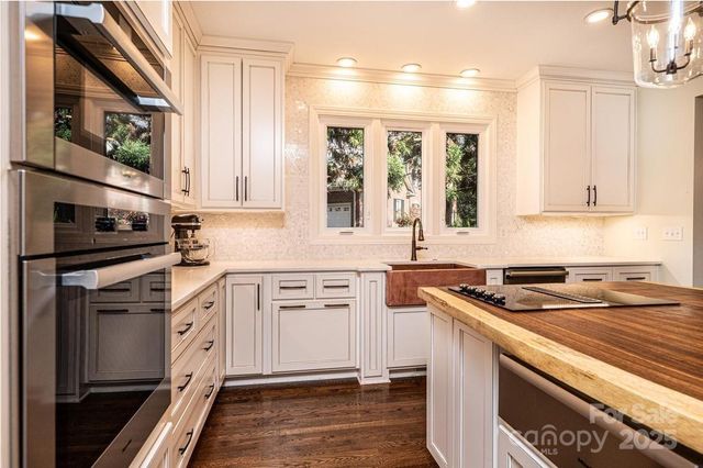 560 20th Avenue Court NW, Hickory, NC 28601