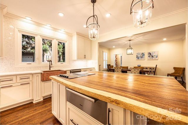 560 20th Avenue Court NW, Hickory, NC 28601