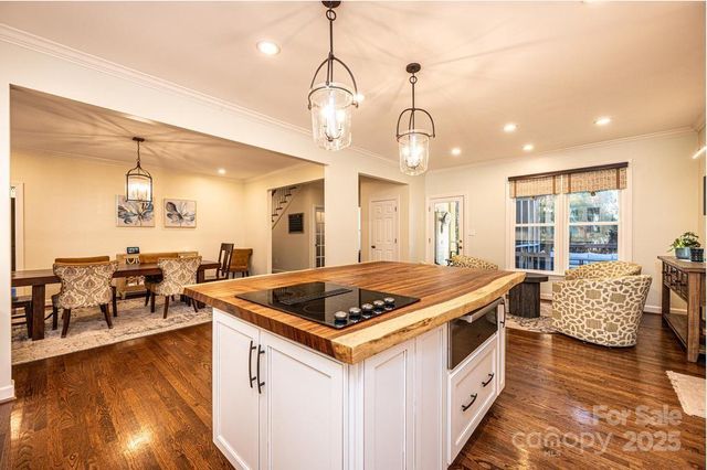 560 20th Avenue Court NW, Hickory, NC 28601