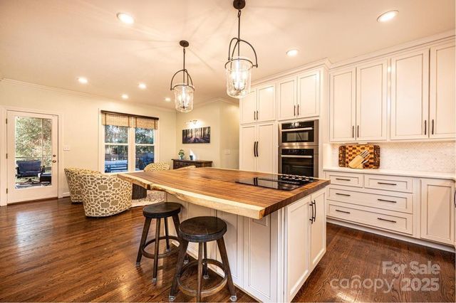 560 20th Avenue Court NW, Hickory, NC 28601