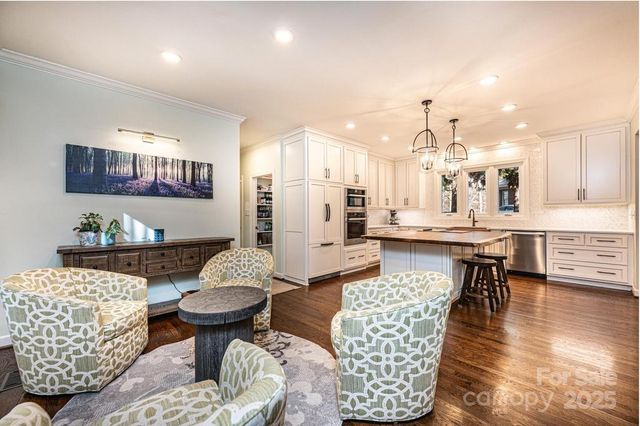 560 20th Avenue Court NW, Hickory, NC 28601