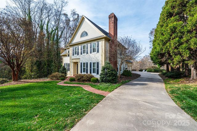 560 20th Avenue Court NW, Hickory, NC 28601