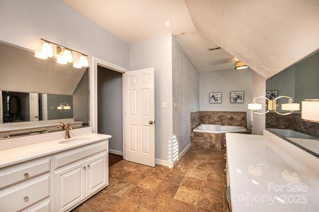 560 20th Avenue Court NW, Hickory, NC 28601