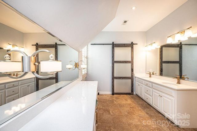 560 20th Avenue Court NW, Hickory, NC 28601