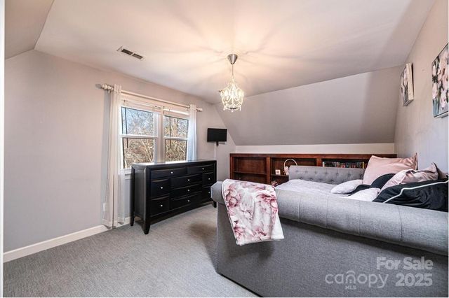 560 20th Avenue Court NW, Hickory, NC 28601