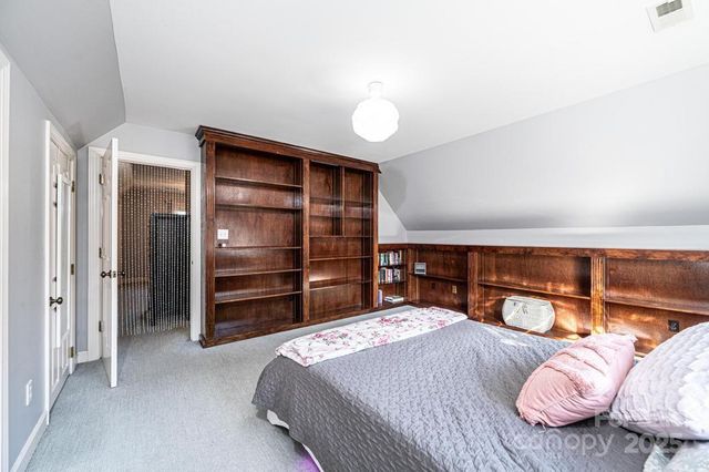 560 20th Avenue Court NW, Hickory, NC 28601