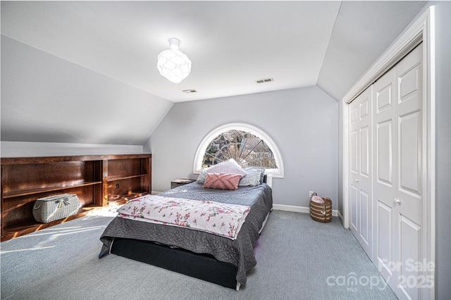 560 20th Avenue Court NW, Hickory, NC 28601