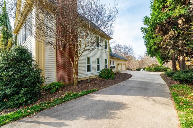 560 20th Avenue Court NW, Hickory, NC 28601