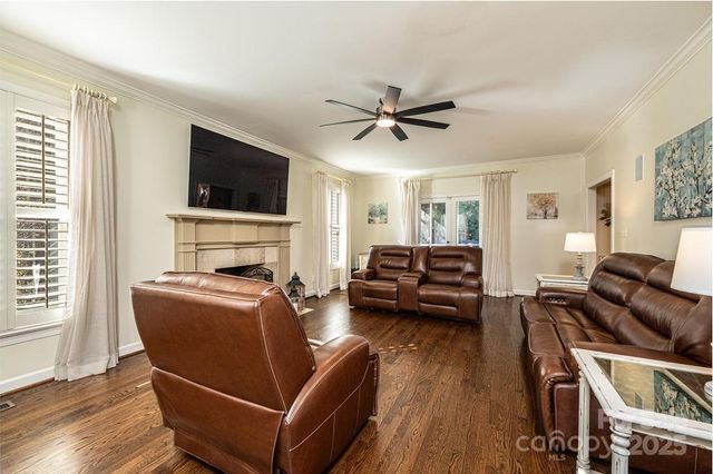 560 20th Avenue Court NW, Hickory, NC 28601