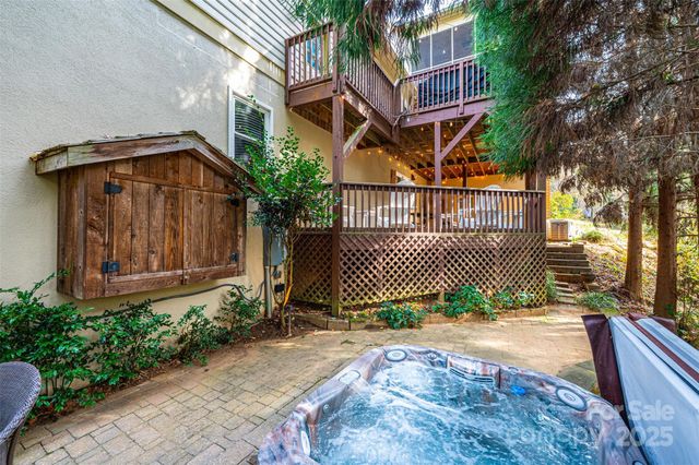 560 20th Avenue Court NW, Hickory, NC 28601