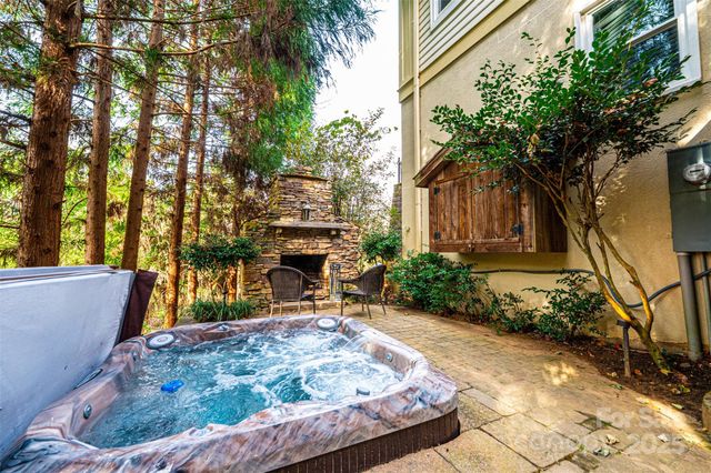 560 20th Avenue Court NW, Hickory, NC 28601