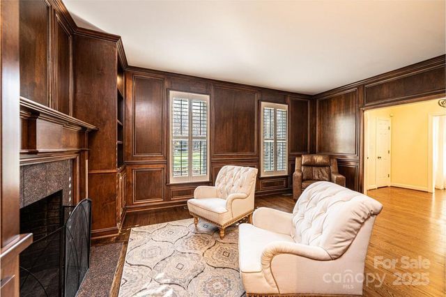 560 20th Avenue Court NW, Hickory, NC 28601