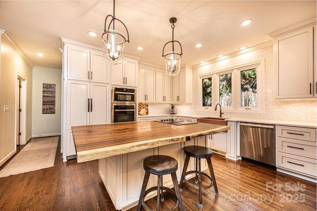 560 20th Avenue Court NW, Hickory, NC 28601