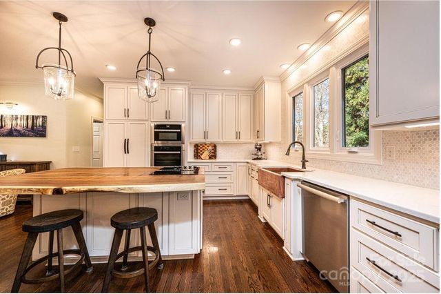 560 20th Avenue Court NW, Hickory, NC 28601