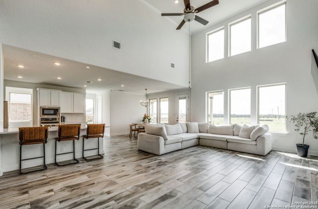 109 Willow Oak, Floresville, TX 78114
