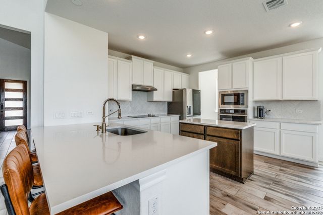 109 Willow Oak, Floresville, TX 78114