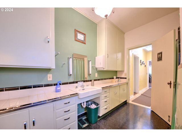 1034 LAWRENCE St, Eugene, OR 97401