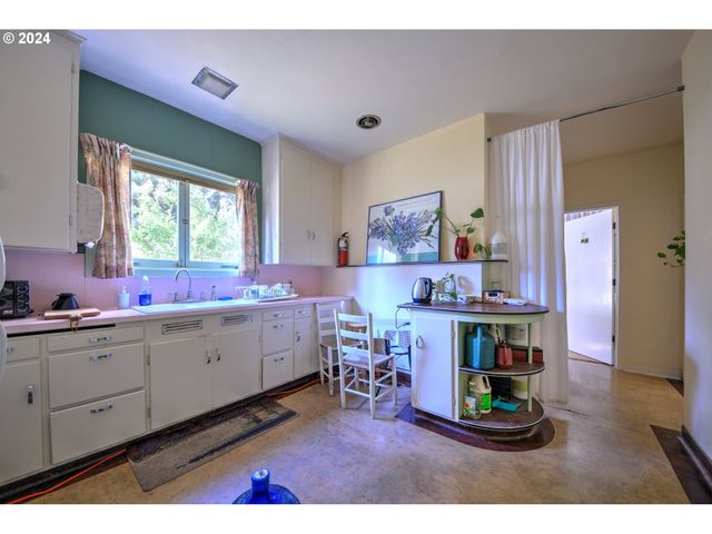 1034 LAWRENCE St, Eugene, OR 97401