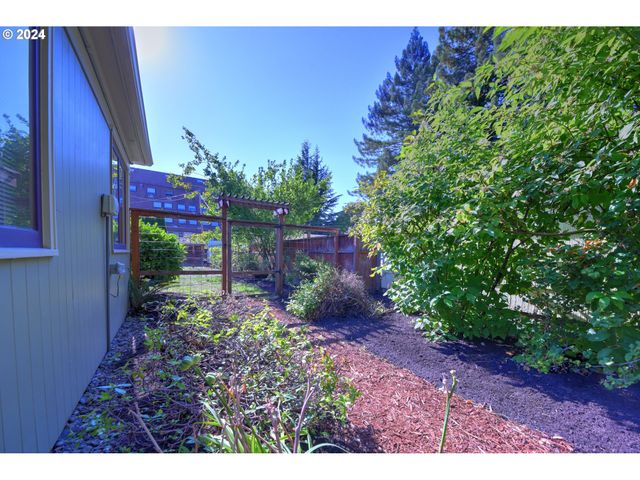 1034 LAWRENCE St, Eugene, OR 97401