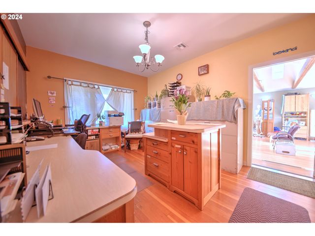 1034 LAWRENCE St, Eugene, OR 97401