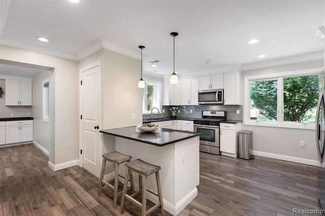 4915 Walnut Lake Road, West Bloomfield, MI 48323